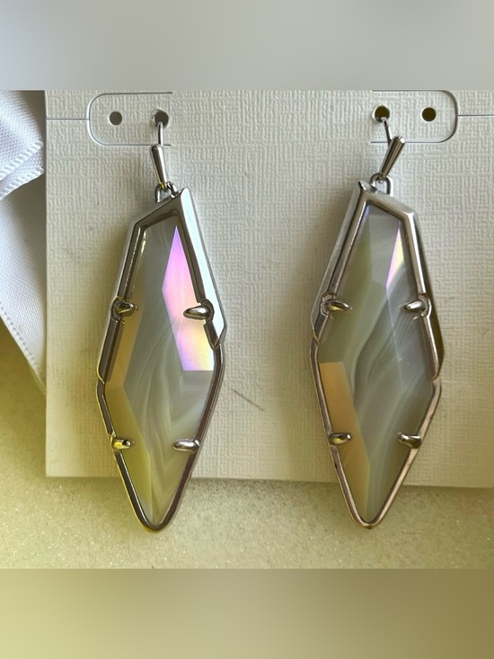 Kendra Scott Jewelry - NWT Kendra Scott RARE & Retired Bexley Earrings Iridescent Agate & Silver😊